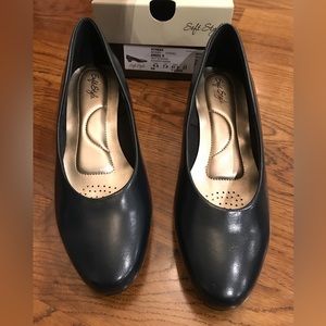 Soft style 9.5 ew extra wide navy